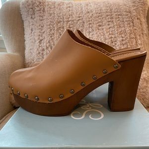 Anthropologie Seychelles Go All Out Heeled Clog in Tan